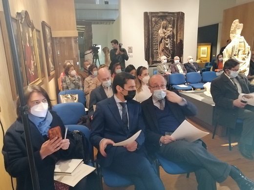 Público y autoridades presenciando el acto de la donación de un San Miguel gótico por parte de Dª. Pilar Candeira Fernández de Araoz, para el Museo de las Ferias.