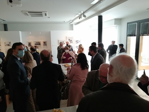 Público y autoridades degustando un pequeño aperitivo acompañando al acto de la donación de un San Miguel gótico entre los siglos XV y XVI, por parte de Dª. Pilar Candeira Fernández de Araoz