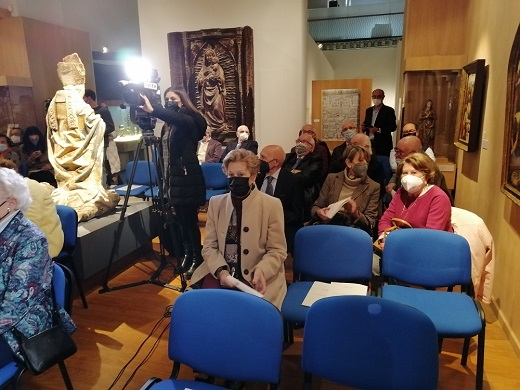 Público y autoridades presenciando el acto de la donación de un San Miguel gótico entre los siglos XV y XVI, por parte de Dª. Pilar Candeira Fernández de Araoz, donde se aprecia, al fondo, al presidente de la Asociación amigos del Museo y del Patrimoio de Medina del Campo Luis Gay y directiva.