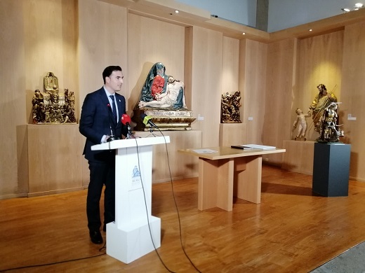 Acto de presentación de D. Antonio Sánchez del Barrio de la donación de un San Miguel gótico, entre el siglo XV y XVI, por parte de Dª. Pilar Candeira Fernández de Araoz, para el Museo de las Ferias.