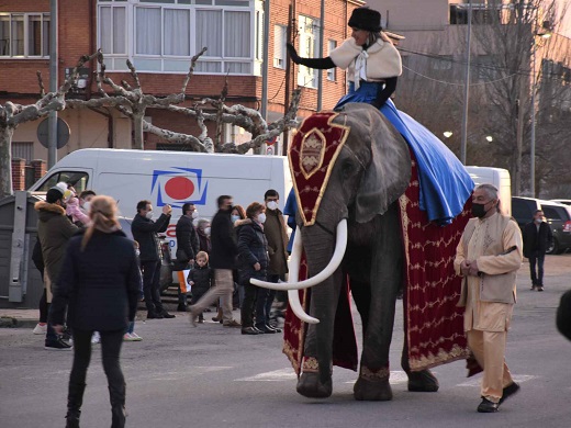 Presencia del desfile de la cabalgata de los Reyes Mayor por las calles de Medina del Campo.