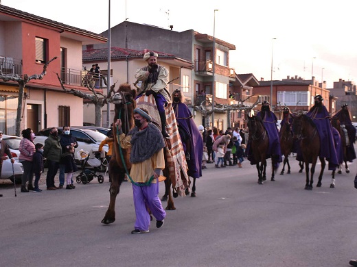 Presencia del desfile de la cabalgata de los Reyes Mayor por las calles de Medina del Campo.