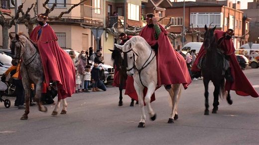 Presencia del desfile de la cabalgata de los Reyes Mayor por las calles de Medina del Campo.