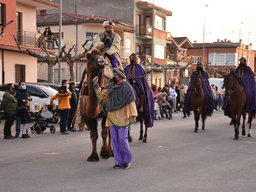 Presencia del desfile de la cabalgata de los Reyes Mayor por las calles de Medina del Campo.