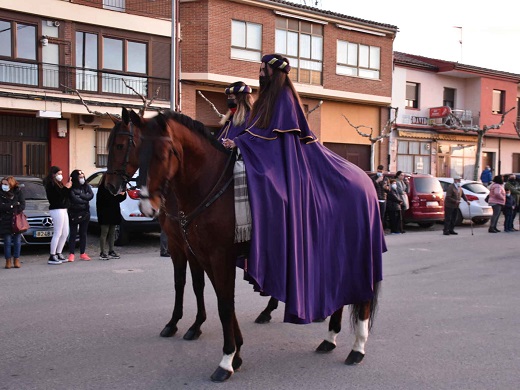Presencia del desfile de la cabalgata de los Reyes Mayor por las calles de Medina del Campo.