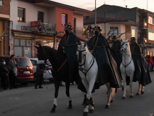 Presencia del desfile de la cabalgata de los Reyes Mayor por las calles de Medina del Campo.