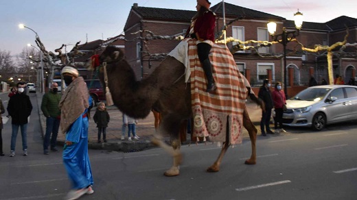 Presencia del desfile de la cabalgata de los Reyes Mayor por las calles de Medina del Campo.