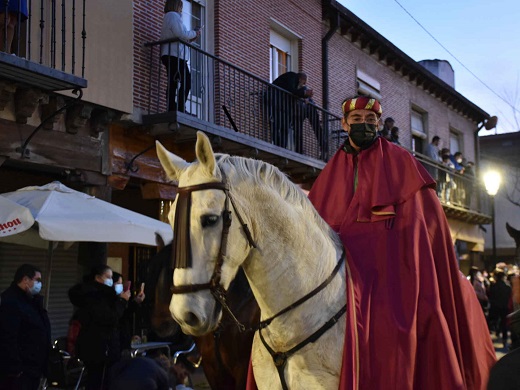 Presencia del desfile de la cabalgata de los Reyes Mayor por las calles de Medina del Campo.