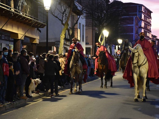 Presencia del desfile de la cabalgata de los Reyes Mayor por las calles de Medina del Campo.