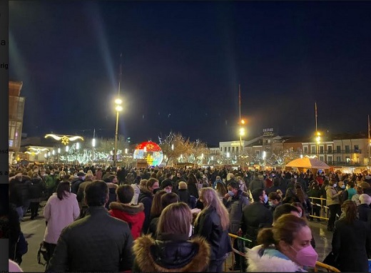 Presencia del desfile en la Plaza Mayor de Medina del Campo.