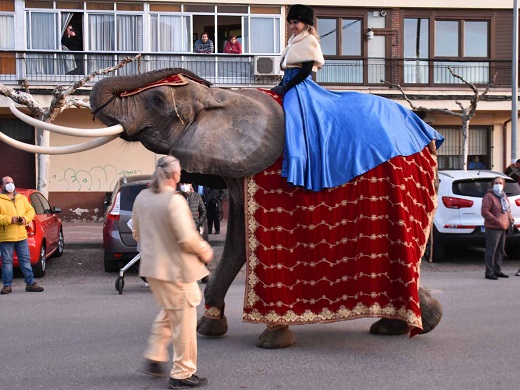 Presencia del desfile de la cabalgata de los Reyes Mayor por las calles de Medina del Campo.