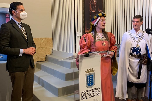 Asistentes a la apertura de una nueva sala dedicada al infante Fernando de Antequera