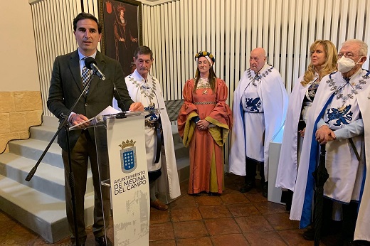 Asistentes a la apertura de una nueva sala dedicada al infante Fernando de Antequera