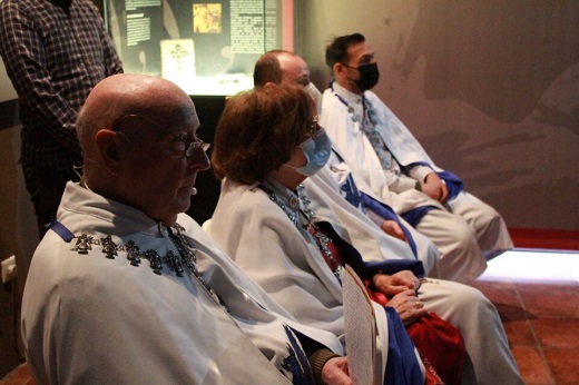 Asistentes a la apertura de una nueva sala dedicada al infante Fernando de Antequera