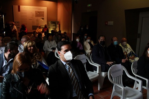 Asistentes a la apertura de una nueva sala dedicada al infante Fernando de Antequera