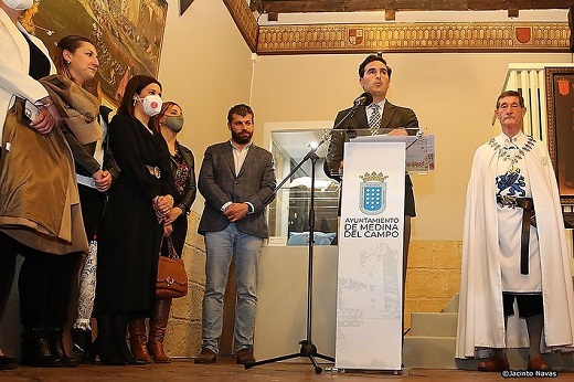 Asistentes a la apertura de una nueva sala dedicada al infante Fernando de Antequera