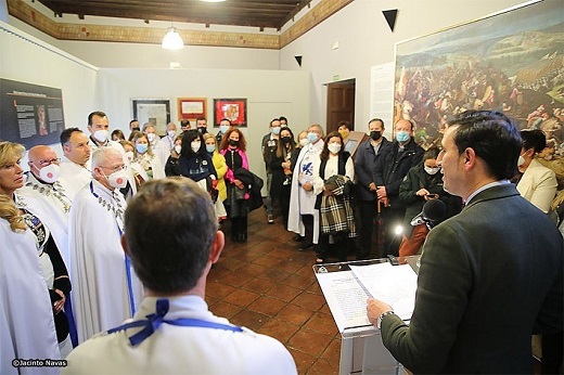 Asistentes a la apertura de una nueva sala dedicada al infante Fernando de Antequera