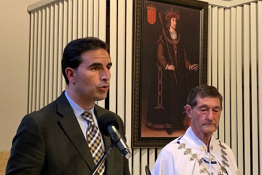 Asistentes a la apertura de una nueva sala dedicada al infante Fernando de Antequera