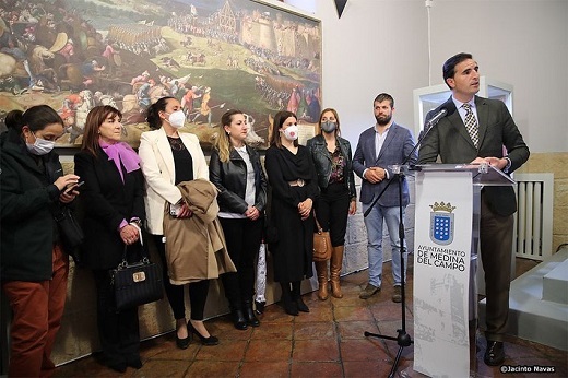 Asistentes a la apertura de una nueva sala dedicada al infante Fernando de Antequera