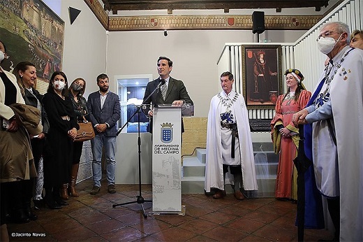 Asistentes a la apertura de una nueva sala dedicada al infante Fernando de Antequera