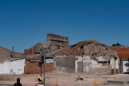 Resto del tercer recilto amurallado al fondo. Frente: puerta de entrada antigua parroquia de Santiago - Agosto 2022