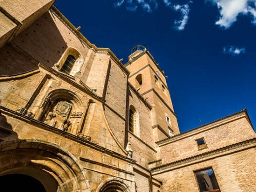 Calle Bravo. Vista de la iglesia Colegiata de San Antolín de Medina del Campo.