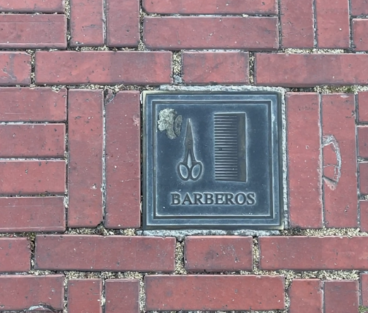 Placa metálica en la Plaza Mayor de Medina del Campo.20minutos