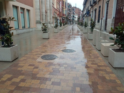 El PSOE denuncia el estado de la nueva calle Simón Ruiz durante los días de lluvia.