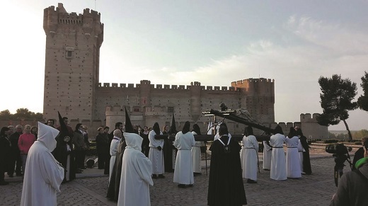 La Semana Santa de Medina del Campo está declarada de Interés Turístico Internacional. Imagen de la Pasión de Cristo frente al Castillo de la Mota. / AYTO. MEDINA DEL CAMPO