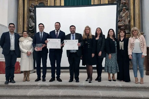 Los presidentes de las juntas firman el documento de hermanamiento en presencia de los representantes municipales de ambas ciudades./MANUEL RODRIGO