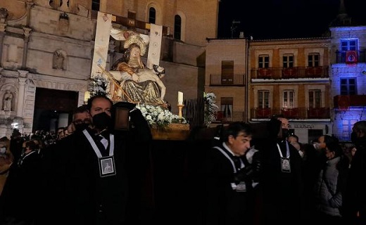 Nuestra Señora de las Angustias sale del templo portada por los cofrades. / P. GONZÁLEZ