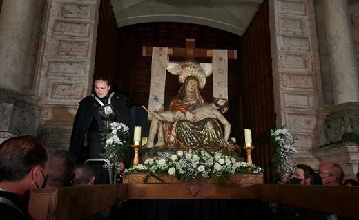 Nuestra Señora de las Una cofrade, junto a la talla de la Virgen. / P. GONZÁLEZ