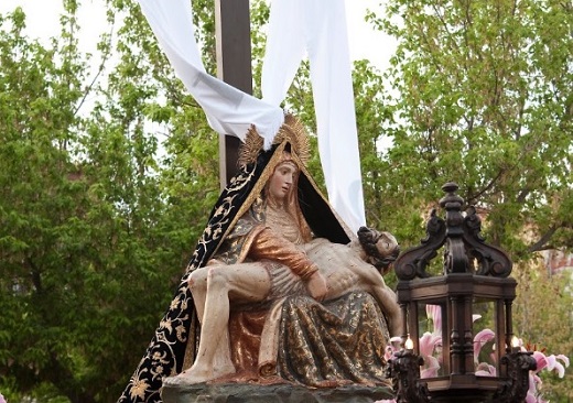 Los cofrades portarán a hombros a Nuestra Patrona de Las Angustias en la procesión del Viernes de Dolores.