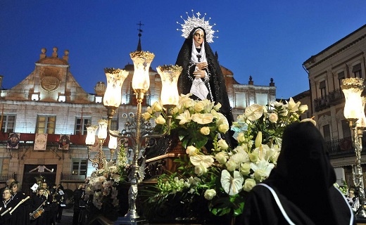 Virgen de La Soledad, en la procesión del Silencio de Medina del Campo. / FRAN JIMÉNEZ
