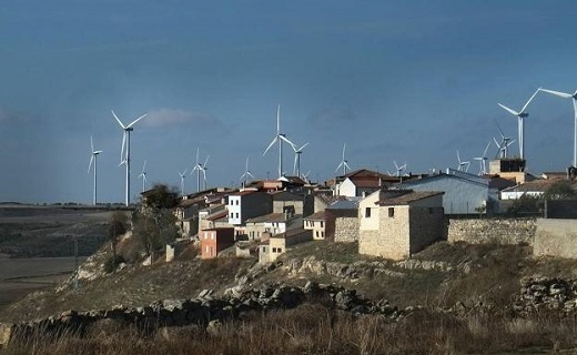 Vista de Peñaflor de Hornija, rodeado por algunos de los aerogeneradores instalados en su término municipal. / RAMÓN GÓMEZ