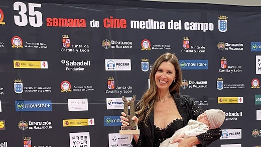 Ana Vide, con el premio Roel en una mano y su pequeño Noah en los brazos.