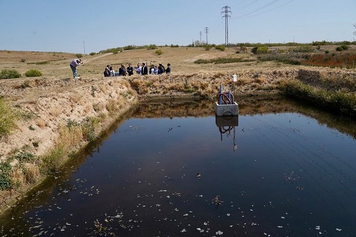 El director de la Delegación Centro de Aqualia, Ángel Luis Pérez Buitrago, y el responsable del Área Ecoeficiencia de la empresa, Víctor Monsalvo, presentan el proyecto Mar Adentro, para inyectar agua regenerada en el acuífero de Medina del Campo para mejorar en cantidad y calidad el agua subterránea. También visitan la Estación Depuradora de Aguas Residuales (EDAR) de la localidad. Asiste el alcalde del municipio, Guzmán Gómez, entre otros. -ICAL