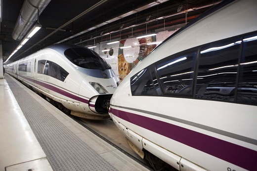 Trenes de AVE en una estación