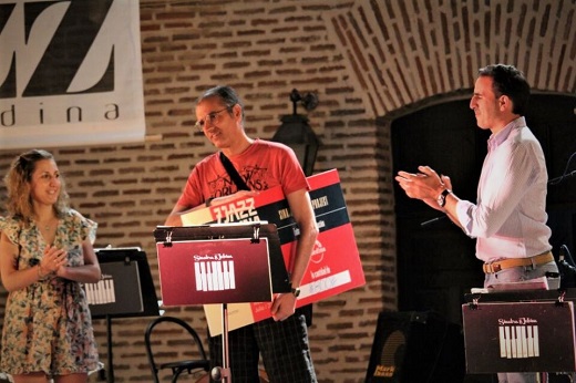 EMedina recoge su cheque en la clausura del Jazz Medina Fest de este 2023 // I. Lozano