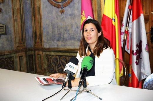 La concejal de Turismo, Nadia González, durante la presentación de la programación // La Voz