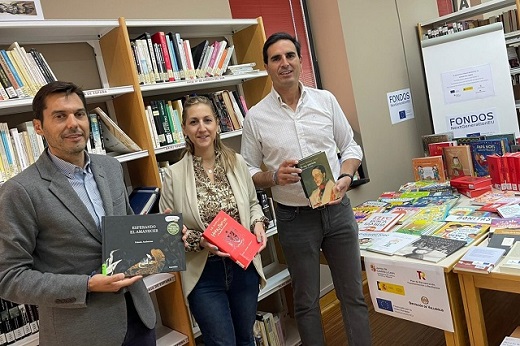 Luis Carlos Salcedo, Cristina Aranda y Guzmán Gómez en la recepción de 20 libros