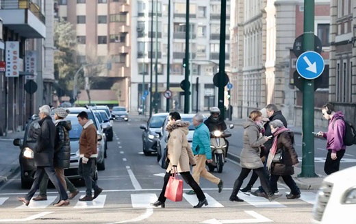 Varias personas cruzan un paso de cebra en la calle San Ildefonso. Carlos Espeso