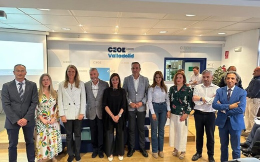 María Gordo Hierro, presidenta de la Asociación Iniciativas Empresariales, en el centro, durante un acto en CEOE Valladolid.