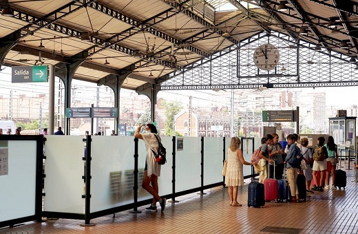 Viajeros esperando la llegada de un tren en la estación Campo Grande de Valladolid. -ICAL