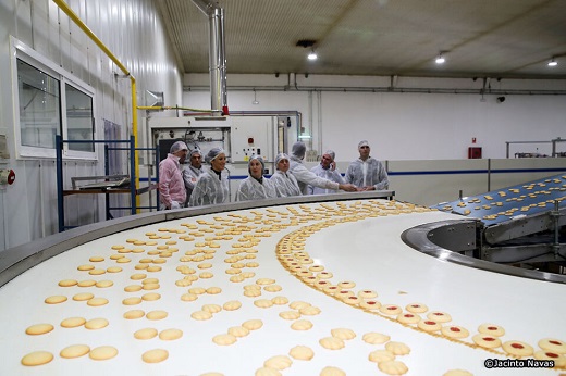 El Alcalde, Guzmán Gómez visita la fábrica Garcinuez, referencia nacional en la producción de pastas de té.