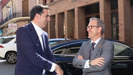 Guzmán Gómez, alcalde de Medina, a la izquierda y Mariano Veganzones, consejero de Industria, Comercio y Empleo, a la derecha.