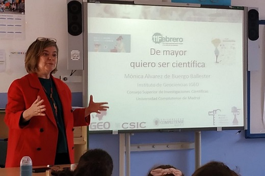 La investigadora Mónica Álvarez de Buergo acerca a Medina del Campo su experiencia en la ciencia para visibilizar el papel de las mujeres.