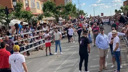 Vecinos y turistas se concentran en las calles de Medina antes de la celebración de un evento taurino Ayuntamiento de Medina del Campo