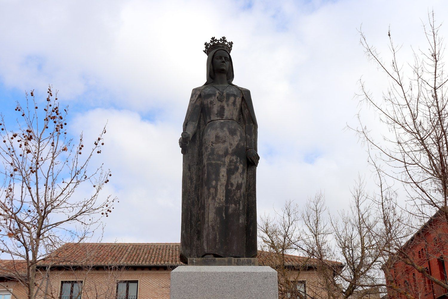 Una estatua de bronce de Isabel La Católica custodia la Plaza Mayor de la Hispanidad