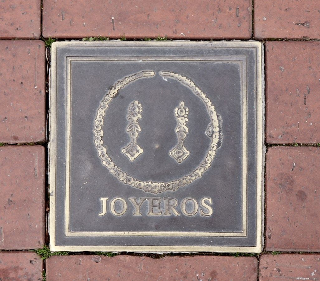 La placa indica el lugar de la Plaza Mayor de la Hispanidad donde se instalaban los joyeros